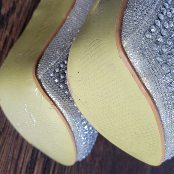 Kucci Silver Sparkly Heel (Size 9.5) - Picture 2 of 3